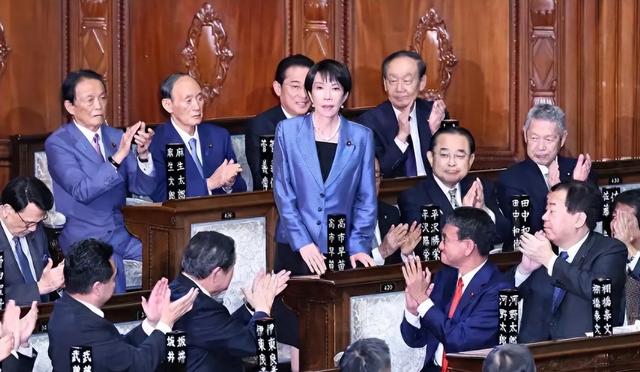 日本“撒切尔”上台，高市早苗无视警告，上台第一把火就烧向中国