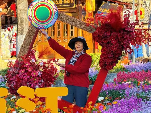 【网络中国节·春节】花海人潮映古城，八方游客来丽江过年