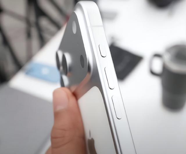 iPhone 17 Pro 真机曝光：科技革新，震撼来袭！