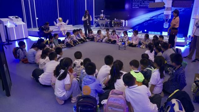 与机器狗互动、操控无人机，南京市同仁小学科创研学太酷了！