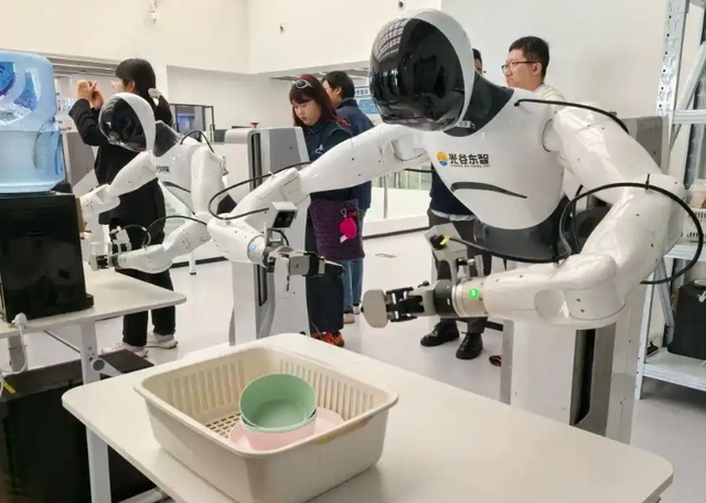 能开门叠衣服的14万家务机器人来了！体验后是“高级木偶”？