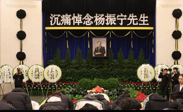 杨振宁葬礼今日举行！遗体覆盖国旗，翁帆站首位，次子杨光宇露面