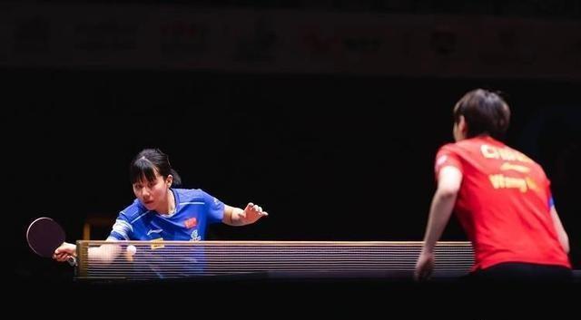 王曼昱战胜早田希娜，却在比赛时被裁判警告，她一个举动霸气回应