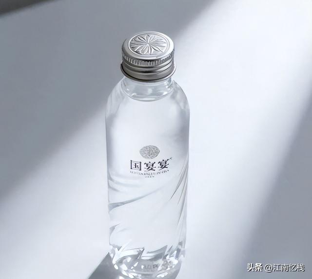 央视国宴上的那瓶水火了！不是娃哈哈，更不是农夫山泉