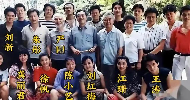 她是国家一级女演员，多次给丈夫戴绿帽，重病丈夫坐轮椅也不离婚