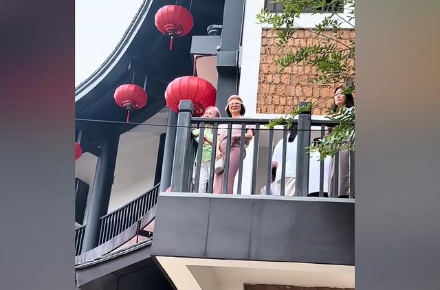 当70岁林青霞和73岁朱琳站在一起，才知道什么叫做人间绝色