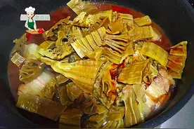 遇到这食材别手软，晒干后放冰箱囤起来，炖五花肉真香图片