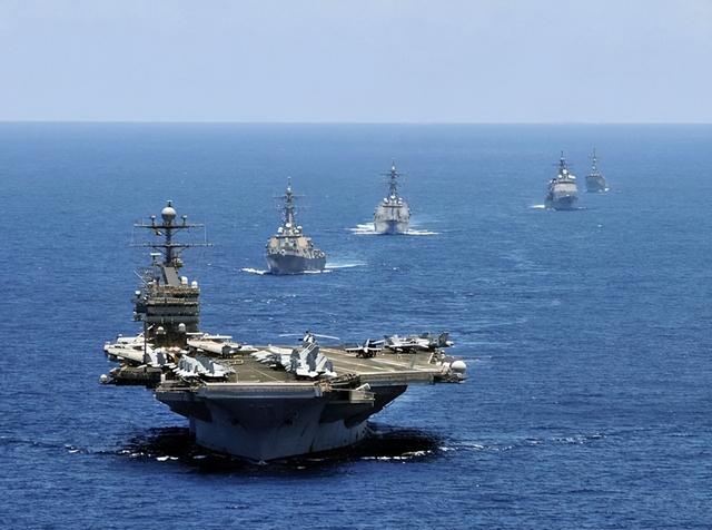 中美舰艇发生激烈对峙，外军突然冲向解放军，结果下一刻就老实了