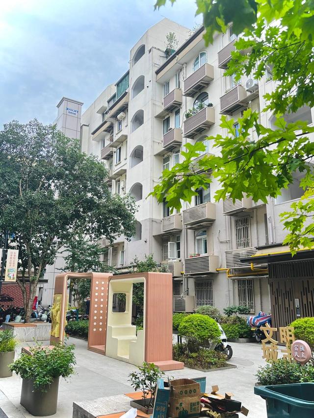 越来越多有钱人偷偷收购“步梯房”？内行说出实情，让我恍然大悟