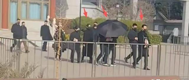 唐嫣露脸葬礼现场！罗晋手抱父亲遗照，神情落寞，唐嫣全程陪同