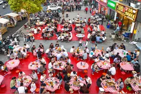 湖北一地，饭桌摆在路上！网友狂赞！图片