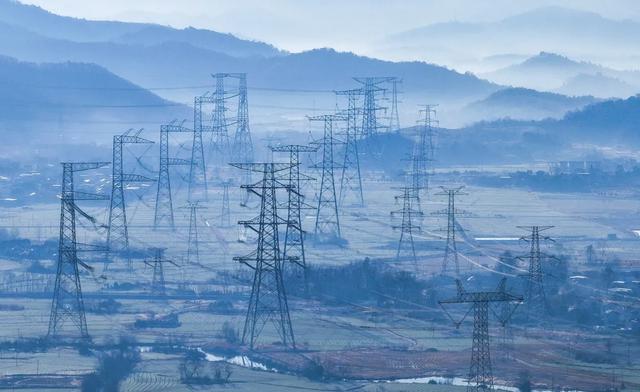 10万亿度电的背后	，中国经济正在能源赛道换挡超车