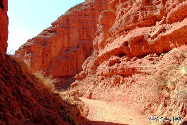 #“我的铁路风景”故事汇#丹霞如火，动车驶过侏罗纪时光