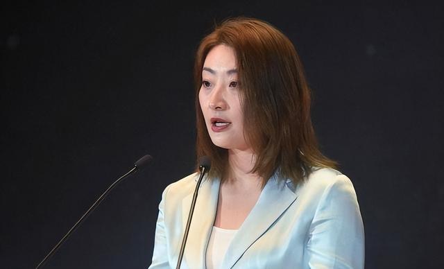 官媒曝宗庆后私生活，72岁色心依旧，网友：被4房姨太太掏空身体