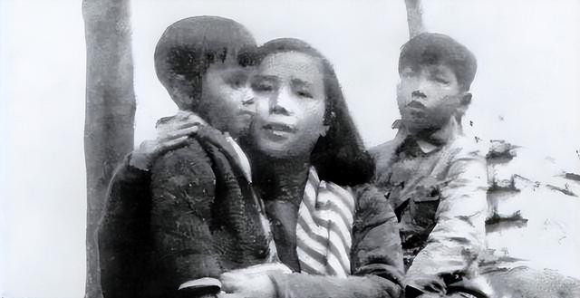 李鹏总理有多帅？1965年和两个儿子的合影，他长相出众	，气质不凡