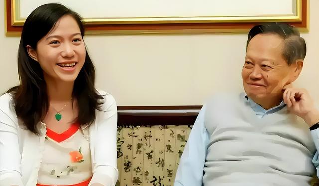 杨振宁刚去世	，翁帆终于发声，字字催泪，清华大学吊唁堂细节感人