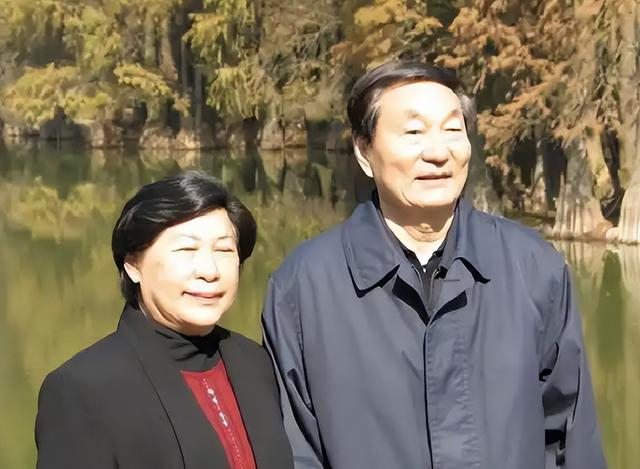 朱镕基总理唯一的儿子朱云来，博士毕业后回国奉献，为人十分低调