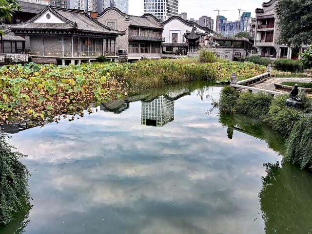 成都这古镇花20个亿修得比市中心还好，怎么反倒把魂弄丢了呢？