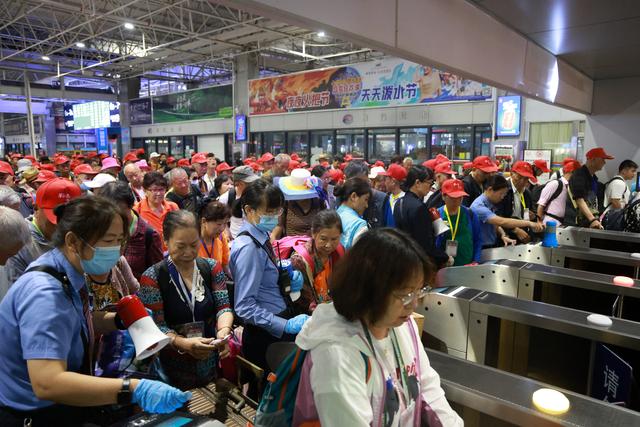国庆中秋假期 云南铁路推出中老、中越跨境旅游项目