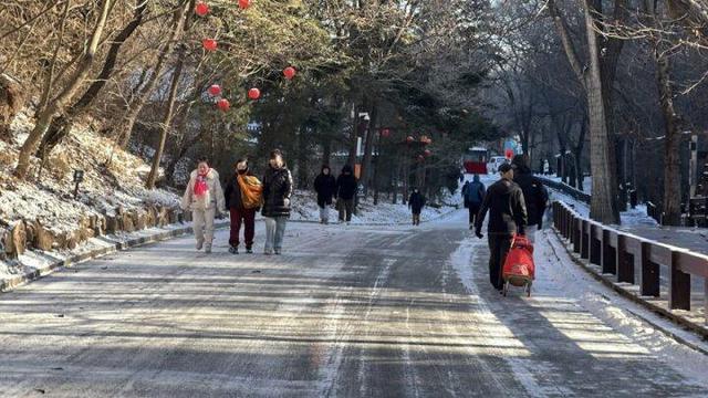 千山雪景再上新 游人如织享冬趣