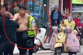 无法无天！湖北城管脱衣踢翻卖菜老人，知情人：得罪不起，不敢说图片