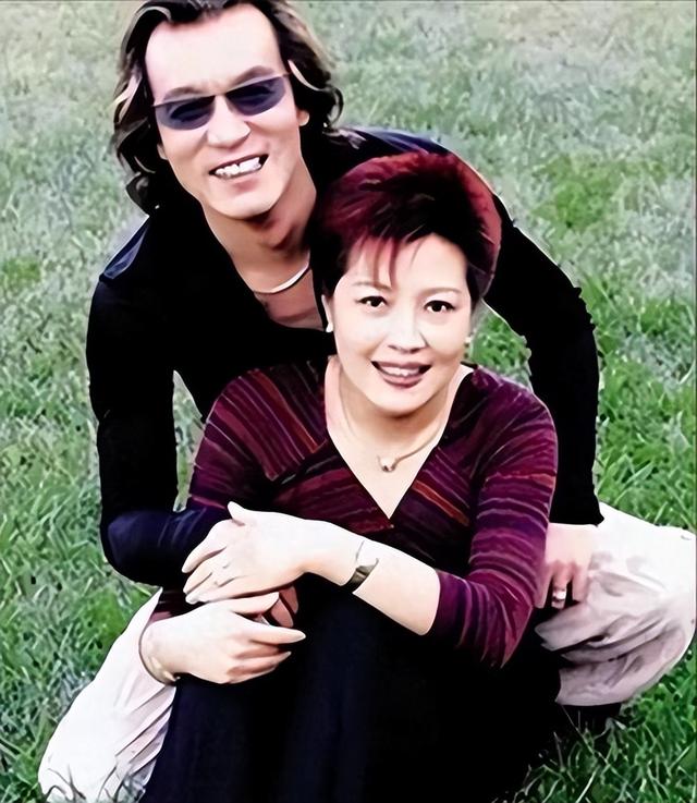 讨好大佬，陪睡上位，遭央视“开除”	，她身上的标签哪个才是真的