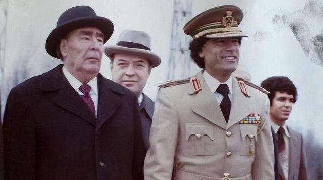 卡扎菲死前：躲进下水道被揪出，对打了他两巴掌的士兵说了两句话