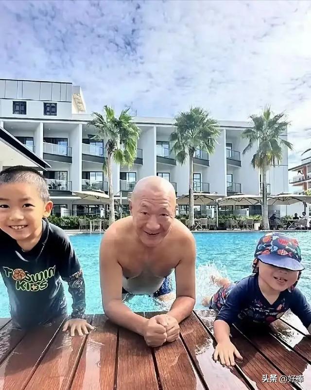 62岁歌手谢东带两儿子游泳，两儿子才那么大	，跟他很像是爷孙辈！
