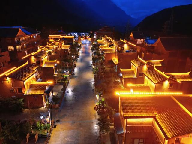 闯入秋日油画！松坪沟彩林巅峰绽放，泡私汤温泉，看千年非遗打铁花！