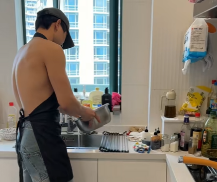 上海富婆花500请保姆，要求对方赤裸上身做饭，声称做梦都要笑醒