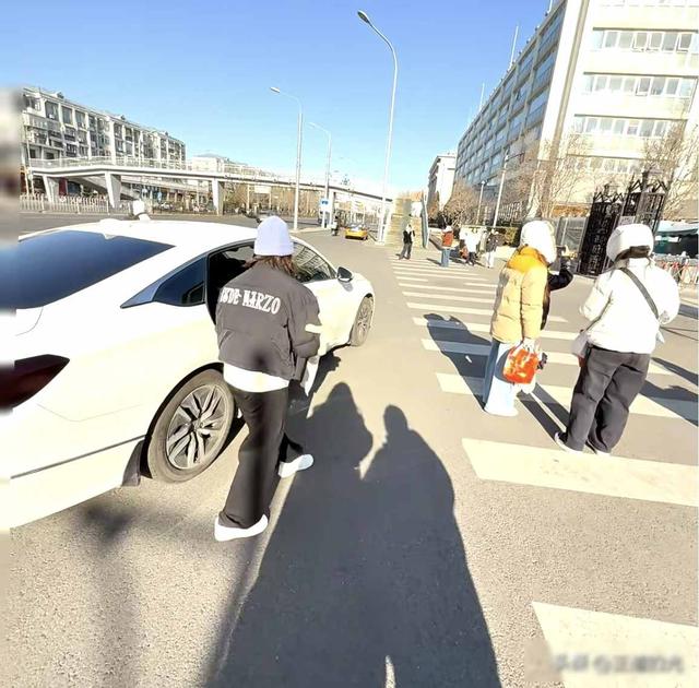 体育总局偶遇全红婵归队 包裹严实身姿挺拔 笑容满面 身形瘦了不少