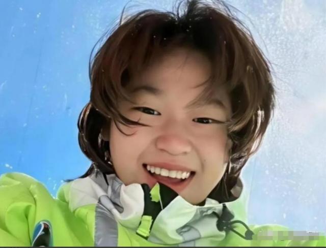 全红婵归队了！她变化真大	，身材高挑颜值抢眼，留了长发气场强大