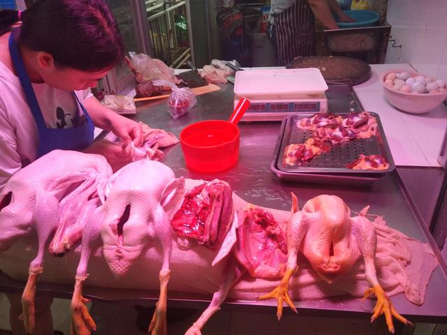 活鸭120元，做成烤鸭25元！利润还有36%，得知原因后：敢放心吃了