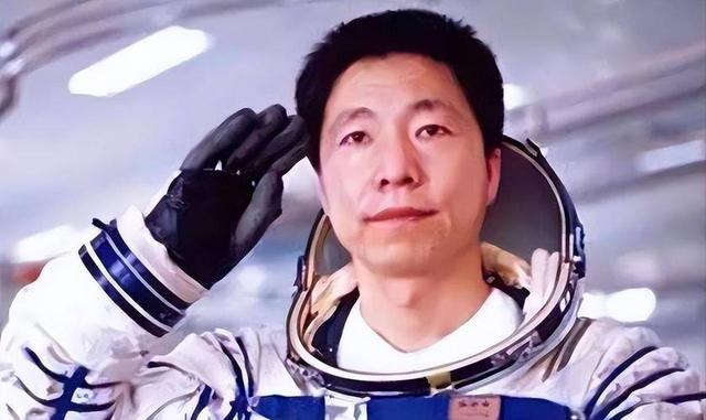 我国首位航天员杨利伟，被授予少将军衔，退休后能享受什么待遇？
