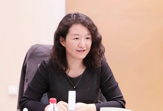 美方进入谈判前，中国突然换女将，特朗普威胁特殊：将征155%关税