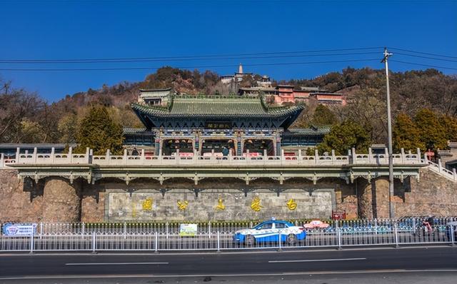 走进兰州白塔山公园：探寻佛塔故事与兰州历史印记