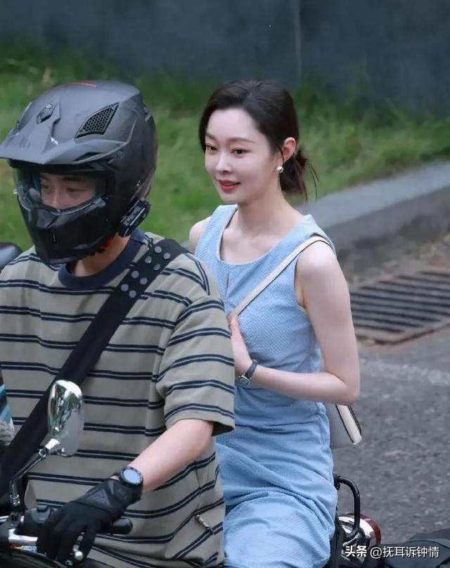 好想上去提醒宋轶，这样坐摩托车容易摔跤！