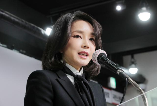韩国政坛 “地震”，尹锡悦妻子被关进大牢，朴槿惠文在寅集体失声