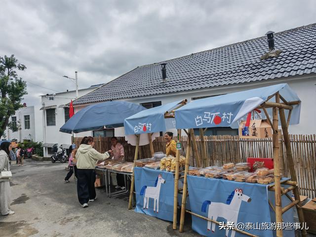 泰安：它是一个新开业创意街区，距红门 2 公里，汇集16 个特色摊位