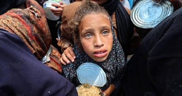 加沙墓地里，流离失所加沙人与逝者“共居”：孩子们晚上不敢出去