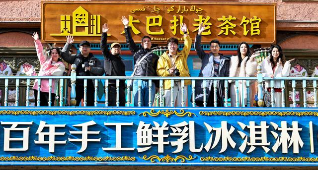 来“网红打卡地” 感受乌鲁木齐城市魅力