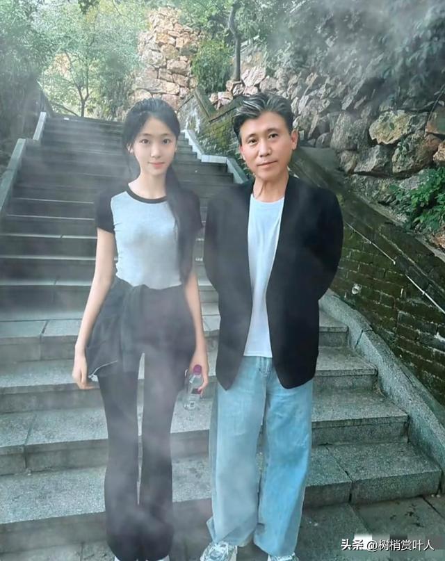 李乃文和老婆女儿到大孤山游玩 夫妻俩都做了挑染发型 看起来很时尚