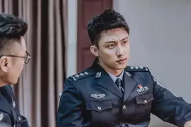 警服乱穿、常服常穿、警衔乱佩！涉警影视剧中的“警服乱象”图片