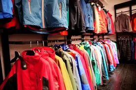 一件冲锋衣，年入百亿！中国神秘县城，硬刚始祖鸟图片