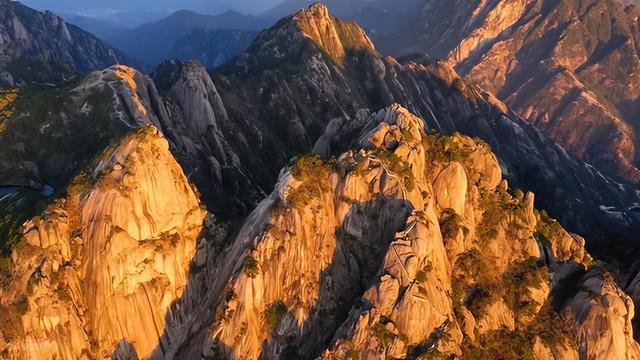 此生必爬的十大名山：从人间仙境到极限挑战，你敢来征服吗？