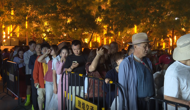 敦煌112辆免费公交夜送万名游客