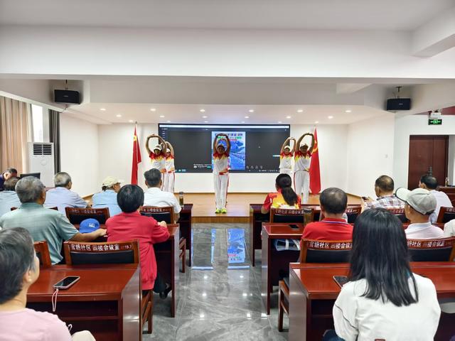 铜陵徒步协会志愿者进社区送健康