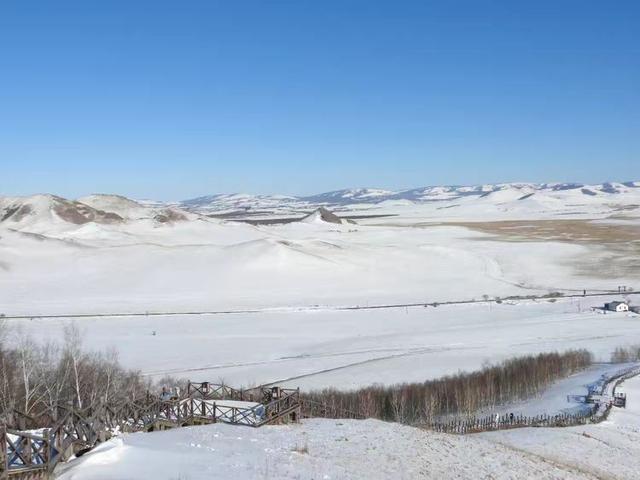 游览乌兰布统影视外景基地