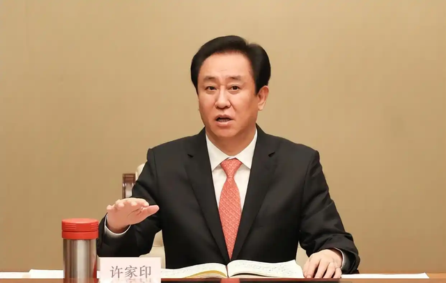 丈夫跟许家印是好朋友，妻子选择投资恒大，如今亏掉了200亿