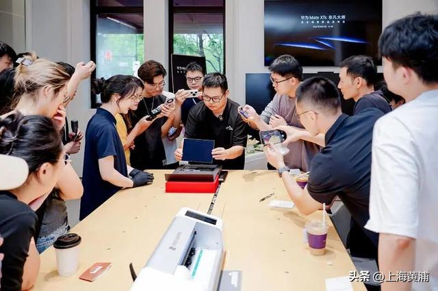 新款“三折叠”手机重磅发布，粉丝在淮海路已经体验上啦！